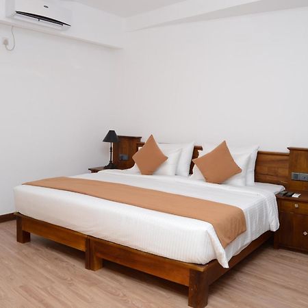 360 Lake View Hotel Канди Экстерьер фото